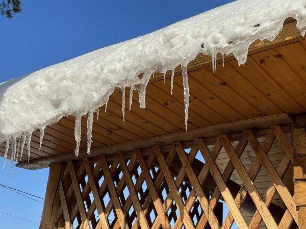В Тюменской области активисты будут выявлять сосульки и сугробы снега на крышах