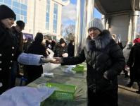 Курсанты центра "Алый парус" накормили гостей концерта в Тюмени кашей из полевой кухни Курсанты центра "Алый парус" накормили гостей концерта в Тюмени кашей из полевой кухни