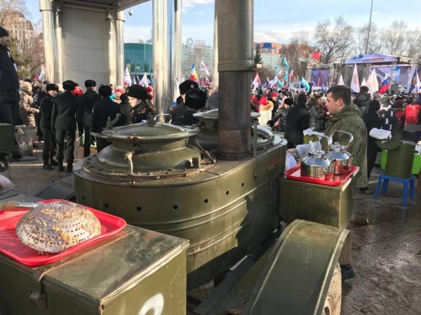 Курсанты центра "Алый парус" накормили гостей концерта в Тюмени кашей из полевой кухни Курсанты центра "Алый парус" накормили гостей концерта в Тюмени кашей из полевой кухни