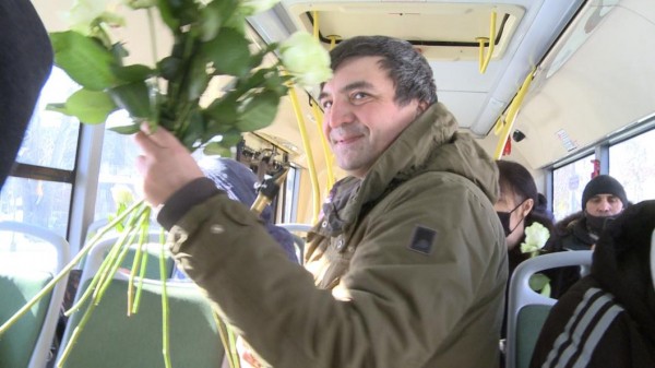 Пассажиркам автобусов в Тюмени подарили розы и сыграли на саксофоне