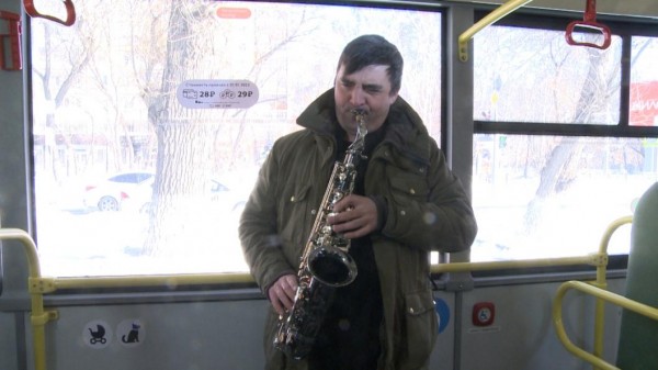Пассажиркам автобусов в Тюмени подарили розы и сыграли на саксофоне