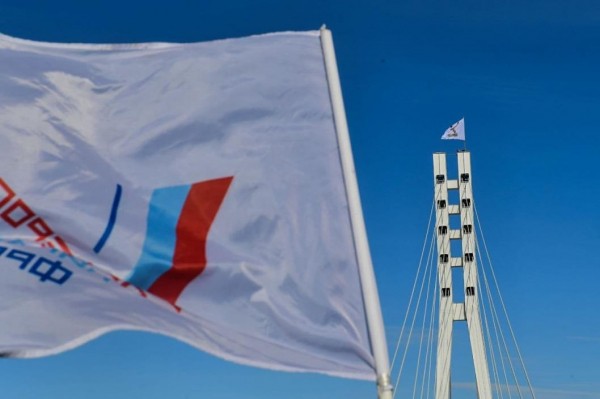 В Тюмени на мосту Влюбленных установили флаг со знаком "Z" в поддержку армии России