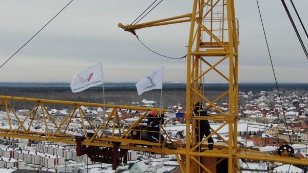 Тюменские строители разместили флаги с символом Z на шести башенных кранах