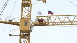Тюменские строители разместили флаги с символом Z на шести башенных кранах