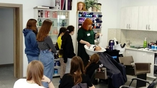 Мастер по маникюру и пиццамейкер: каким профессиям учат тюменских школьников