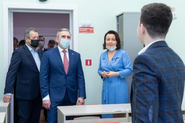 Губернатор Тюменской области Александр Моор посетил центр культуры "Максимум" в Тюмени