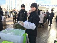 Курсанты центра "Алый парус" накормили гостей концерта в Тюмени кашей из полевой кухни Курсанты центра "Алый парус" накормили гостей концерта в Тюмени кашей из полевой кухни