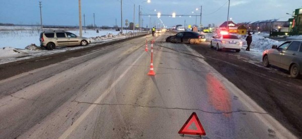 В Тюменской области пьяный водитель без прав въехал в машину с двумя детьми