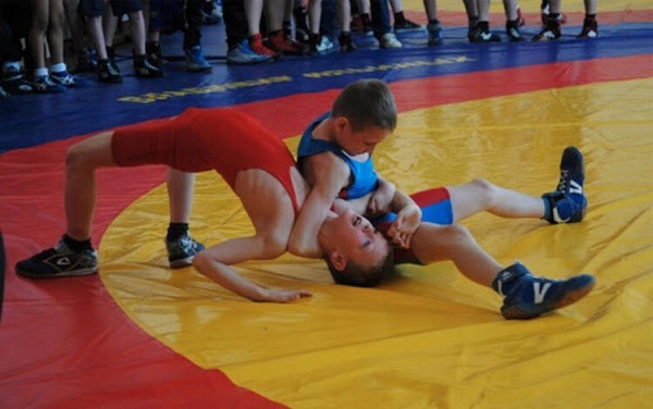 150 спортсменов выступают в Тюмени на первенстве города по греко-римской борьбе