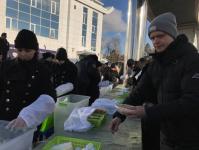 Курсанты центра "Алый парус" накормили гостей концерта в Тюмени кашей из полевой кухни Курсанты центра "Алый парус" накормили гостей концерта в Тюмени кашей из полевой кухни