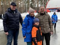 Александр Моор осмотрел торговые ряды в "Жемчужине Сибири" и сфотографировался с болельщиками