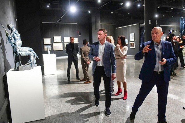 В Тюмени открыли выставку "С искусством по жизни" 87 художников, скульпторов, косторезов В Тюмени открыли выставку "С искусством по жизни" 87 художников, скульпторов, косторезов