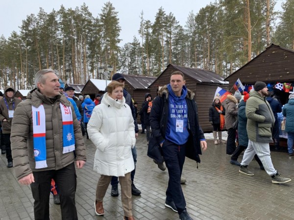 Александр Моор осмотрел торговые ряды в "Жемчужине Сибири" и сфотографировался с болельщиками