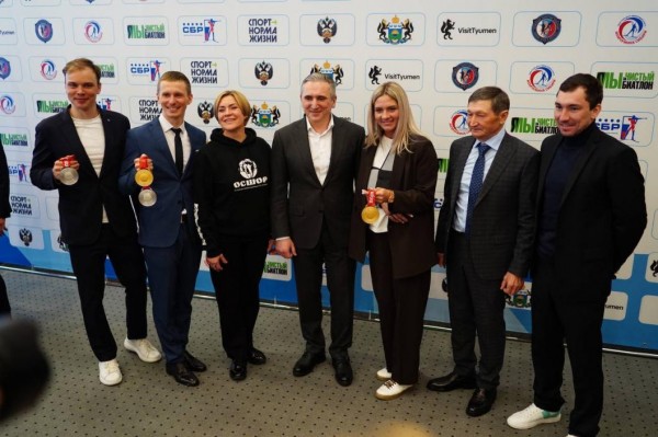 Александр Моор вручил олимпийцам и их тренерам сертификаты на выплаты после Игр в Пекине