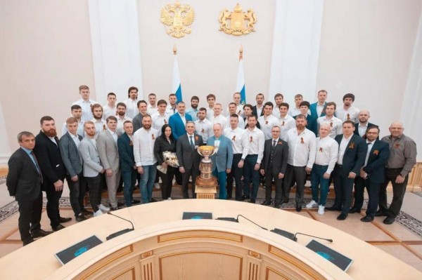 Александр Моор лично поздравил игроков "Рубина" с победой в Высшей хоккейной лиге Александр Моор лично поздравил игроков "Рубина" с победой в Высшей хоккейной лиге