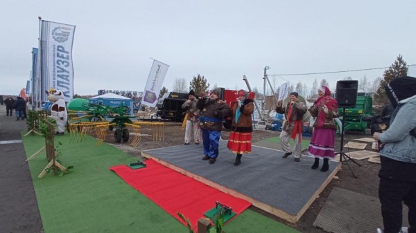 Посевные комплексы, миксеры-кормораздатчики и ангары показали на выставке "Тюмень Агро-2022" 