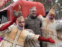 Александр Моор осмотрел торговые ряды в "Жемчужине Сибири" и сфотографировался с болельщиками