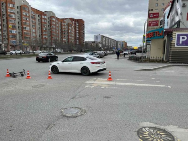 На улице 50 лет Октября мужчина на электросамокате столкнулся с легковушкой 