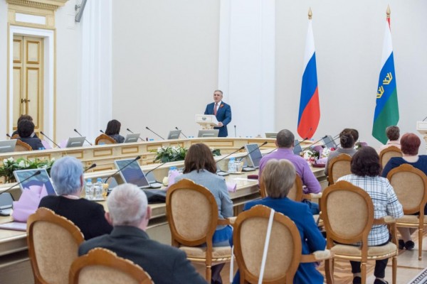 Александр Моор вручил жителям Тюменской области государственные награды Александр Моор вручил жителям Тюменской области государственные награды