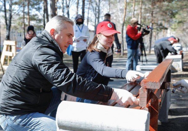 Александр Моор принял участие в субботнике в сквере Школьный