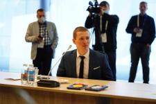 Александр Моор вручил олимпийцам и их тренерам сертификаты на выплаты после Игр в Пекине