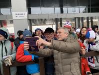 Александр Моор осмотрел торговые ряды в "Жемчужине Сибири" и сфотографировался с болельщиками