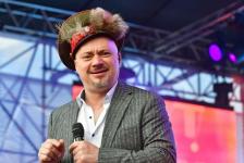  Со слезами на глазах: тюменцы спели военные песни вместе с "Хором Турецкого"