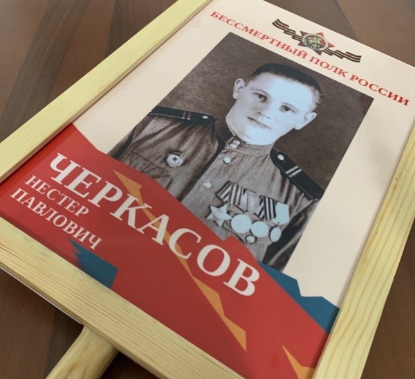 Александр Моор в "Бессмертном полку" прошел с портретом своего деда