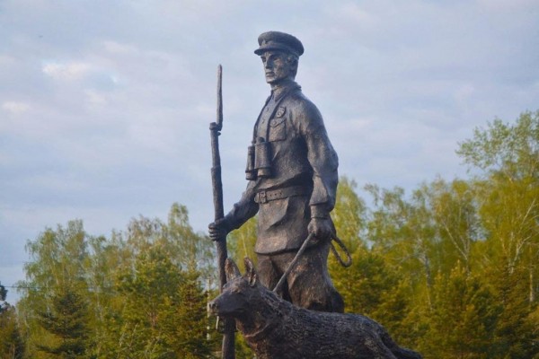 Александр Моор поздравил пограничников с праздником