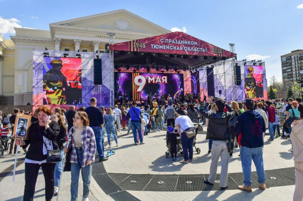 Песню "Пора в путь-дорогу" исполнили депутаты Тюменской облдумы у драмтеатра Песню "Пора в путь-дорогу" исполнили депутаты Тюменской облдумы у драмтеатра