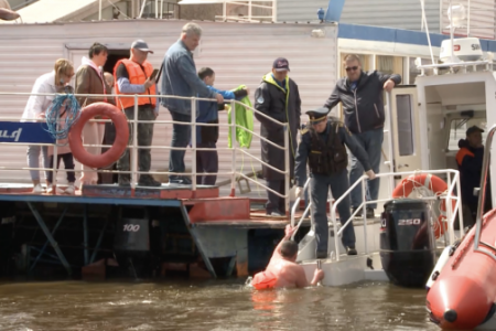 Тюменские “моржи” провели заплыв в честь Дня Победы