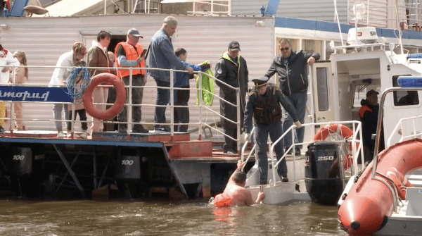 Тюменские "моржи" провели заплыв в честь Дня Победы