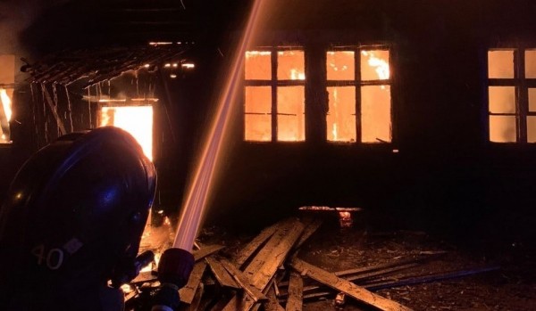 В микрорайоне Югра ночью горело двухэтажное здание