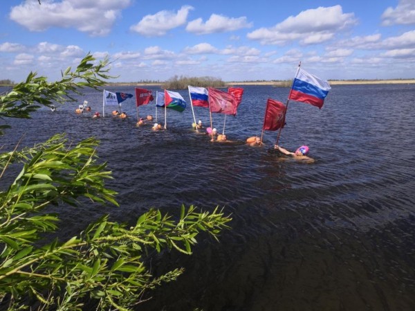 Тюменские "моржи"  отметили заплывом 15-летие "Бессмертного полка" 