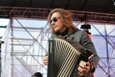  Со слезами на глазах: тюменцы спели военные песни вместе с "Хором Турецкого"