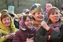  Со слезами на глазах: тюменцы спели военные песни вместе с "Хором Турецкого"