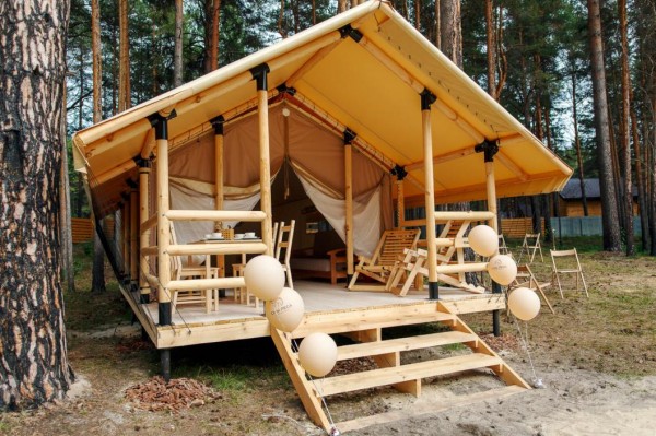 Побыть в единении с природой предлагают туристам в комфортном формате глэмпинга под Тюменью