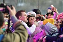  Со слезами на глазах: тюменцы спели военные песни вместе с "Хором Турецкого"