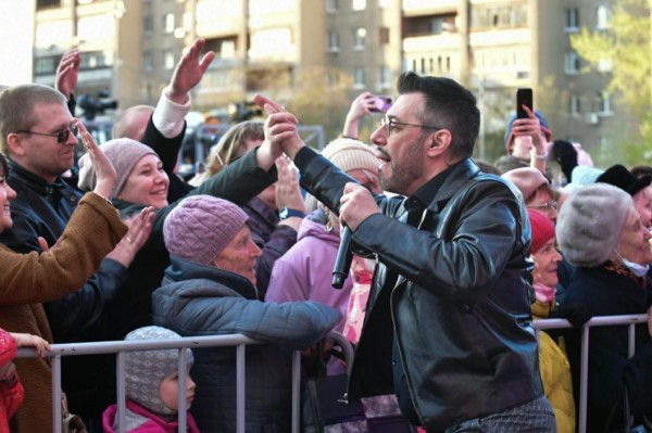  Со слезами на глазах: тюменцы спели военные песни вместе с "Хором Турецкого"