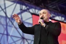  Со слезами на глазах: тюменцы спели военные песни вместе с "Хором Турецкого"