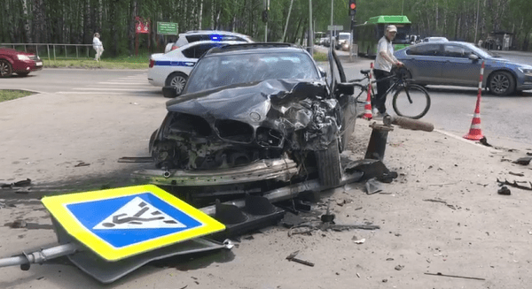 BMW снес светофор на перекрестке в Тюмени