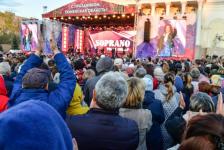  Со слезами на глазах: тюменцы спели военные песни вместе с "Хором Турецкого"