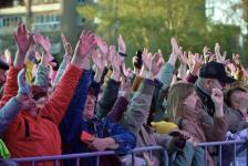  Со слезами на глазах: тюменцы спели военные песни вместе с "Хором Турецкого"