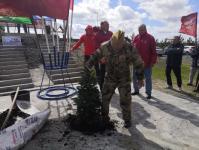 Тюменские "моржи"  отметили заплывом 15-летие "Бессмертного полка" 