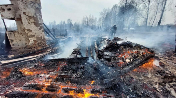 Жилой дом и четыре строения повреждены из-за пожара в Богандинском