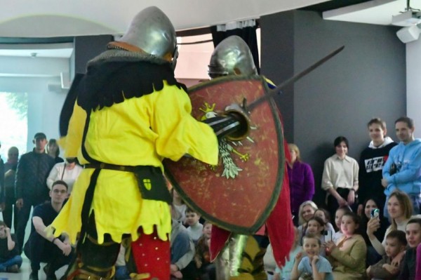В Тюмени рыцарские поединки во время "Ночи музеев" привлекли детей и взрослых 