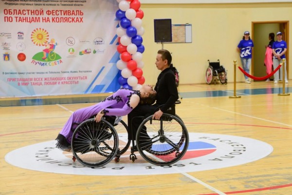 Тоболяки Ильнар Мурзаев и Инна Яцук  стали победителями фестиваля танцев на колясках
