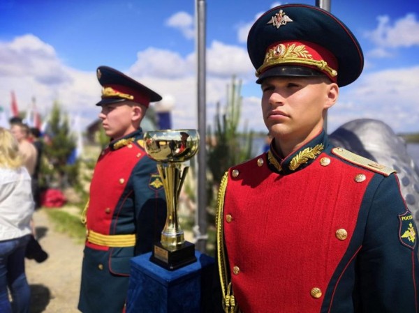 Тюменские "моржи" устроили соревнования в честь Дня России 