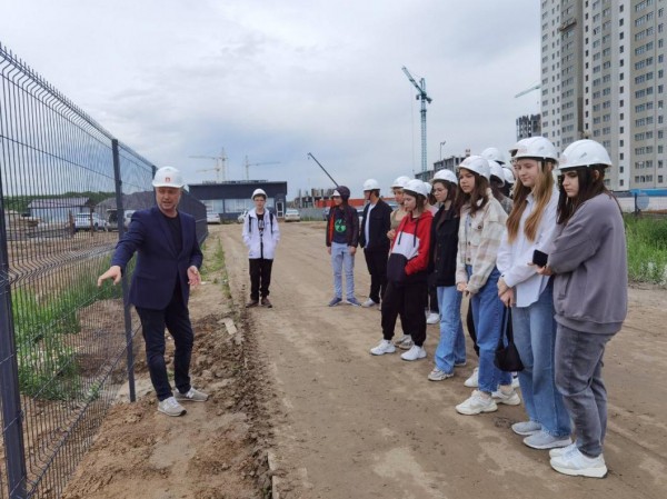 Тюменским школьникам рассказали о главных этапах многоквартирного домостроения