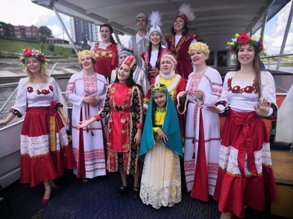 Ко Дню России тюменцы исполнили песню на восьми языках